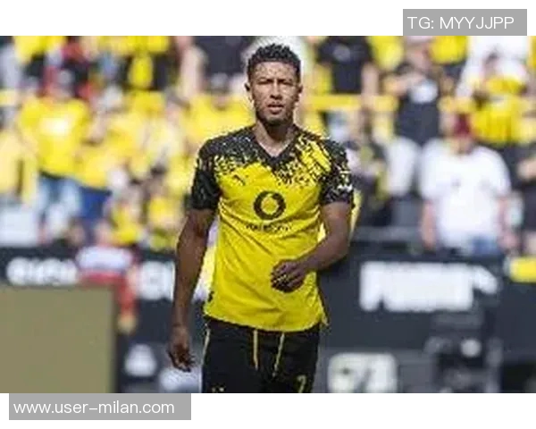 多特高层与球员赛后安慰小贝林厄姆因解围失误致拜仁进球