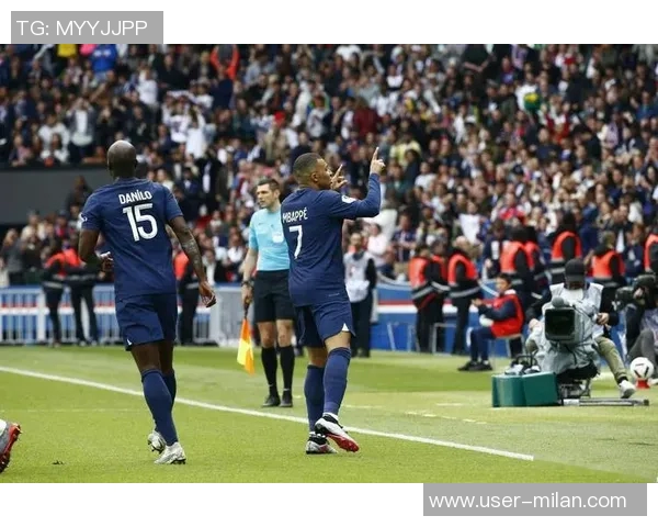 姆巴佩现场观战非洲杯却见阿什拉夫替补未上场令人失望