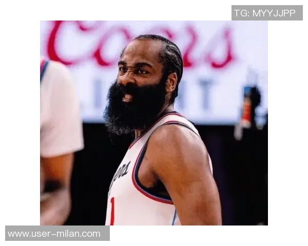 哈登训练中右肩酸痛引发关注旋转手臂时感到不适